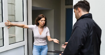 Egzekucja komornicza na podstawie postanowienia sądu – jak przebiega i co warto wiedzieć?